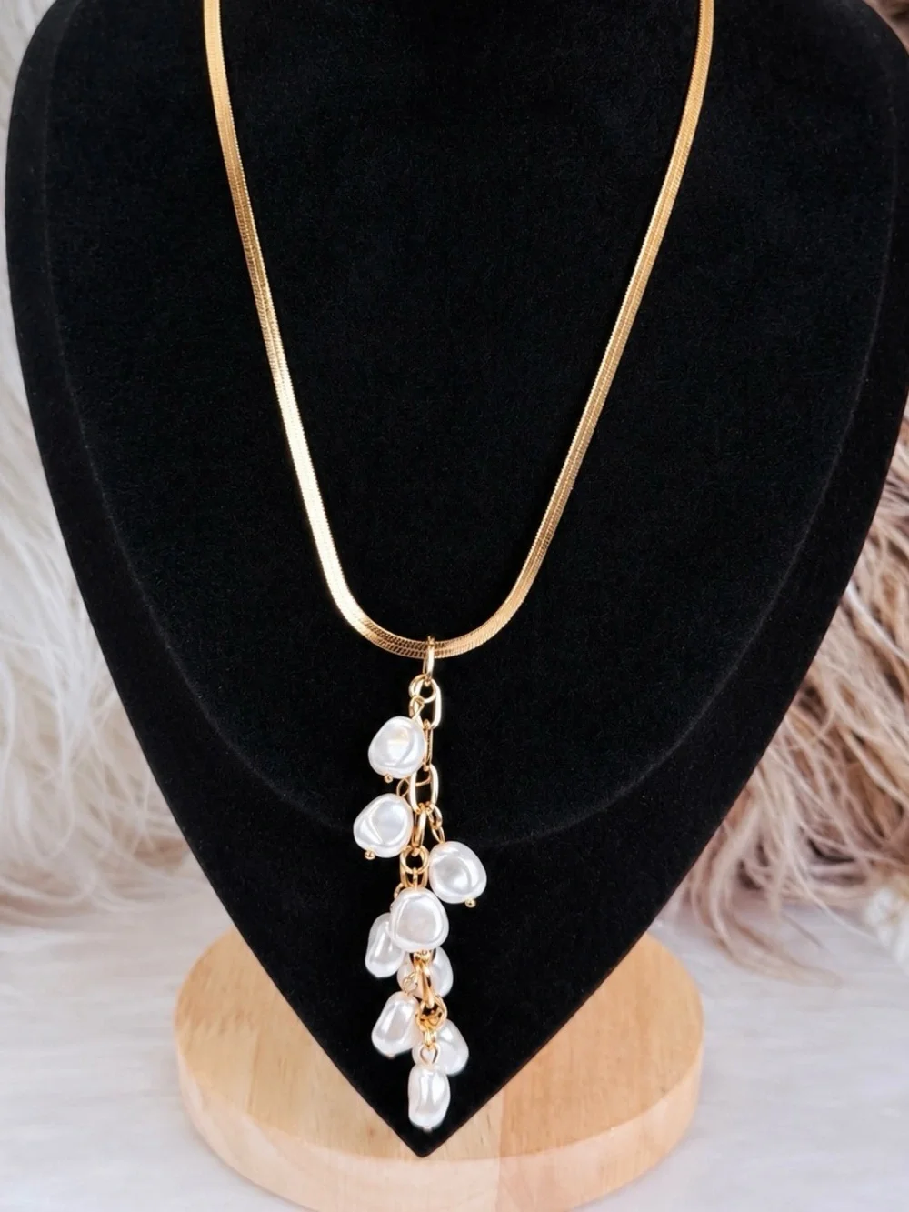 Beautiful goldtone, faux pearl cluster lightweight costume necklace